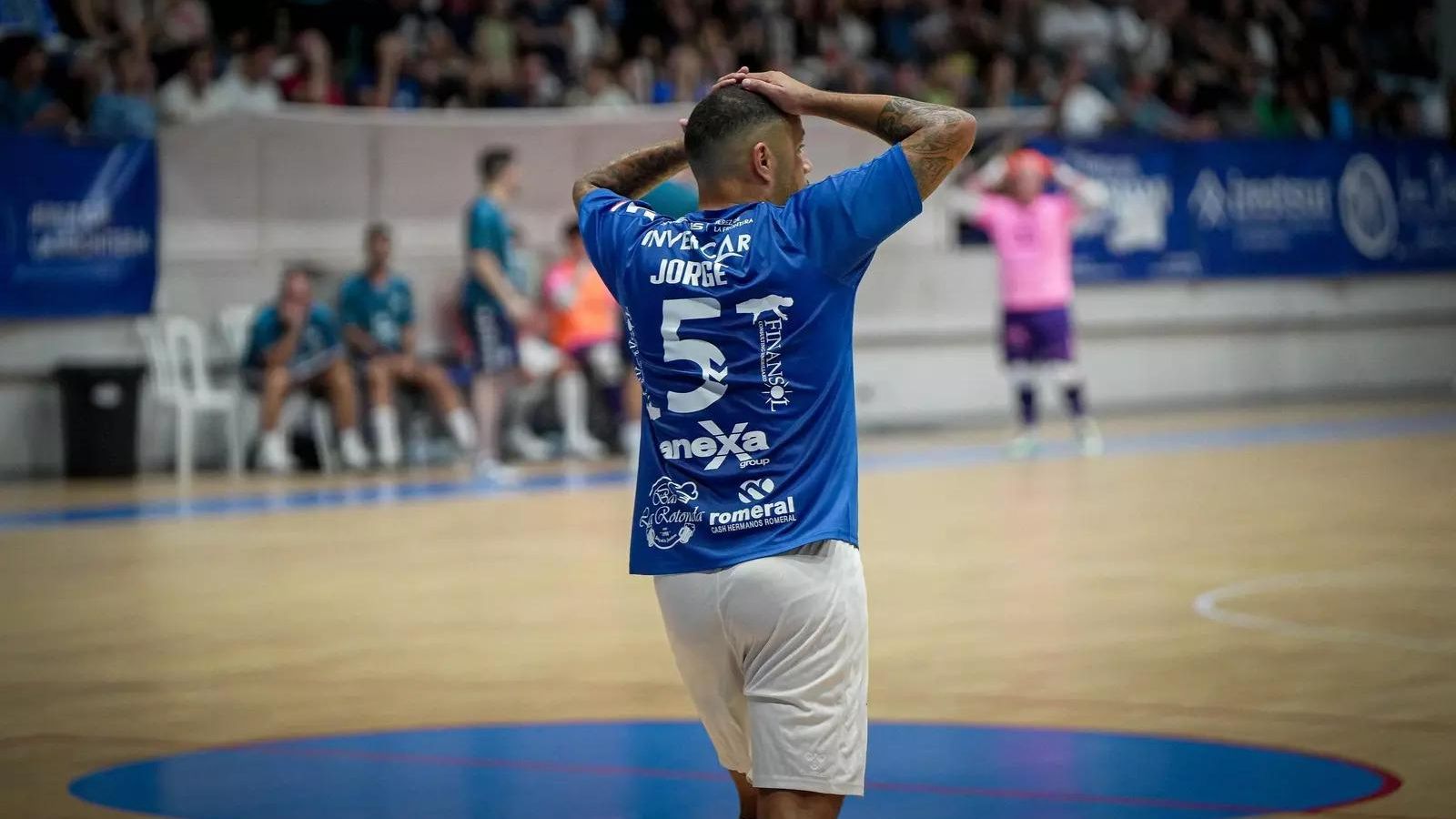 Tote se lleva las manos a la cabeza tras rematar al palo.