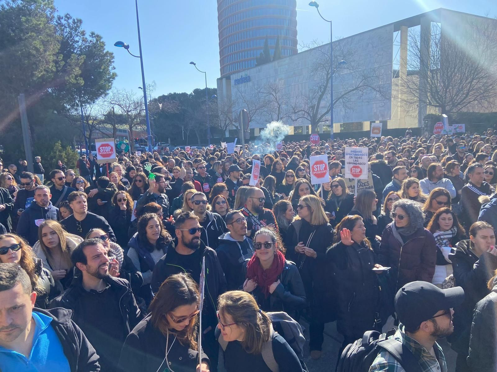 Concentración de interinos y aspirantes a docentes en Sevilla para frenar las oposicones Concentración de interinos y aspirantes a docentes en Sevilla para frenar las oposicones
