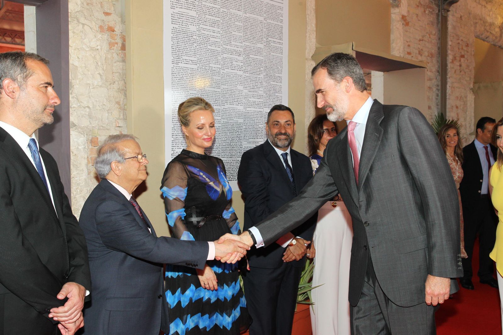 El Rey da la mano a Ildefonso Marqués, uno de los trabajadores históricos del Diario de Cádiz.