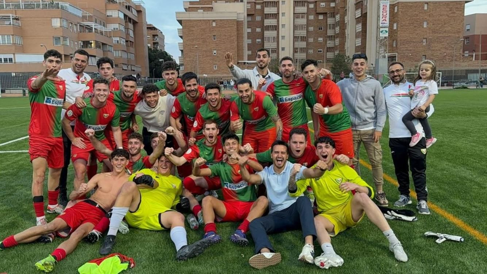 Los futbolistas del Pavía celebran la clasificación al playoff de ascenso.
