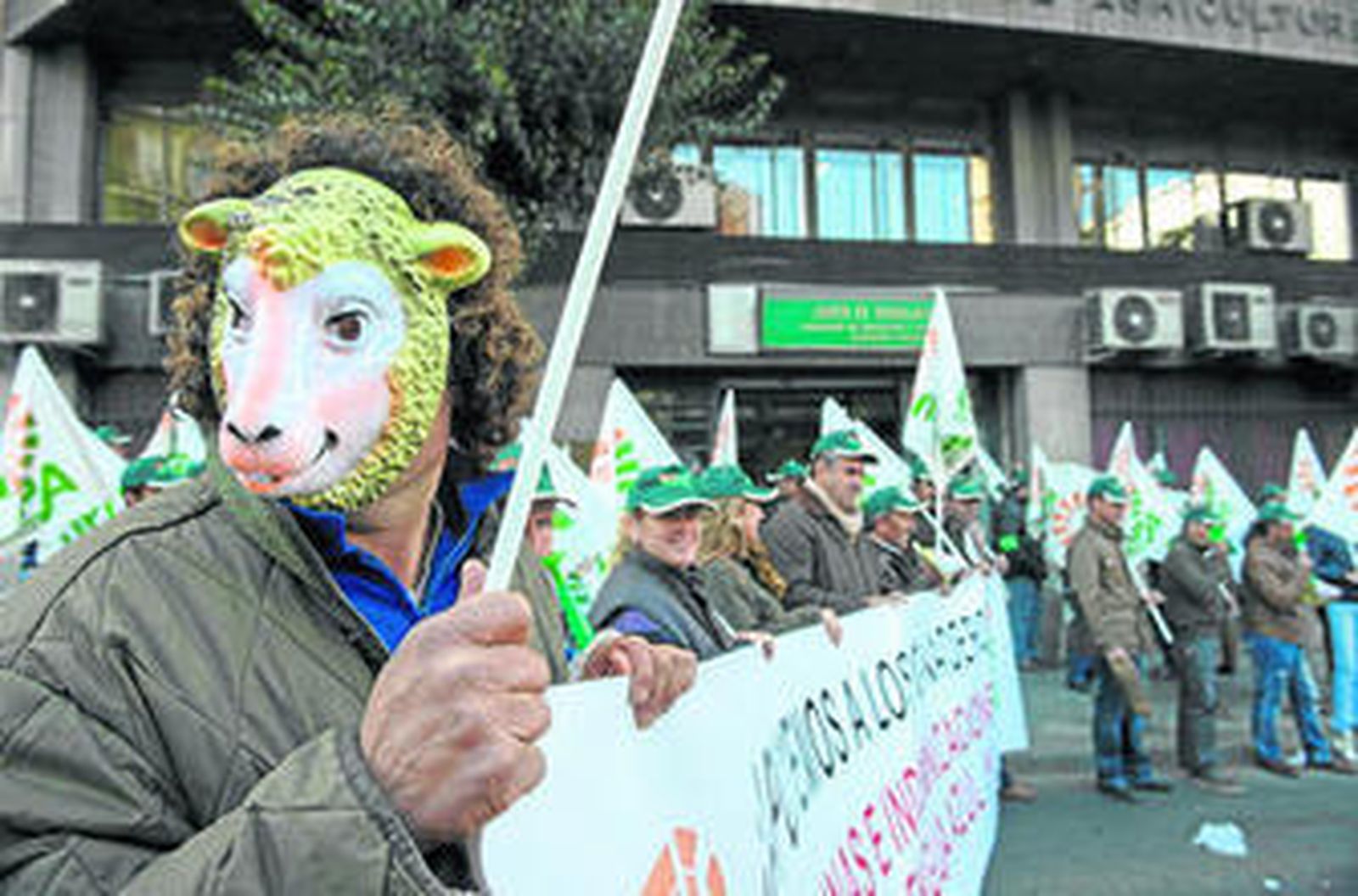 Protesta de ganaderos por la gestión de la crisis.