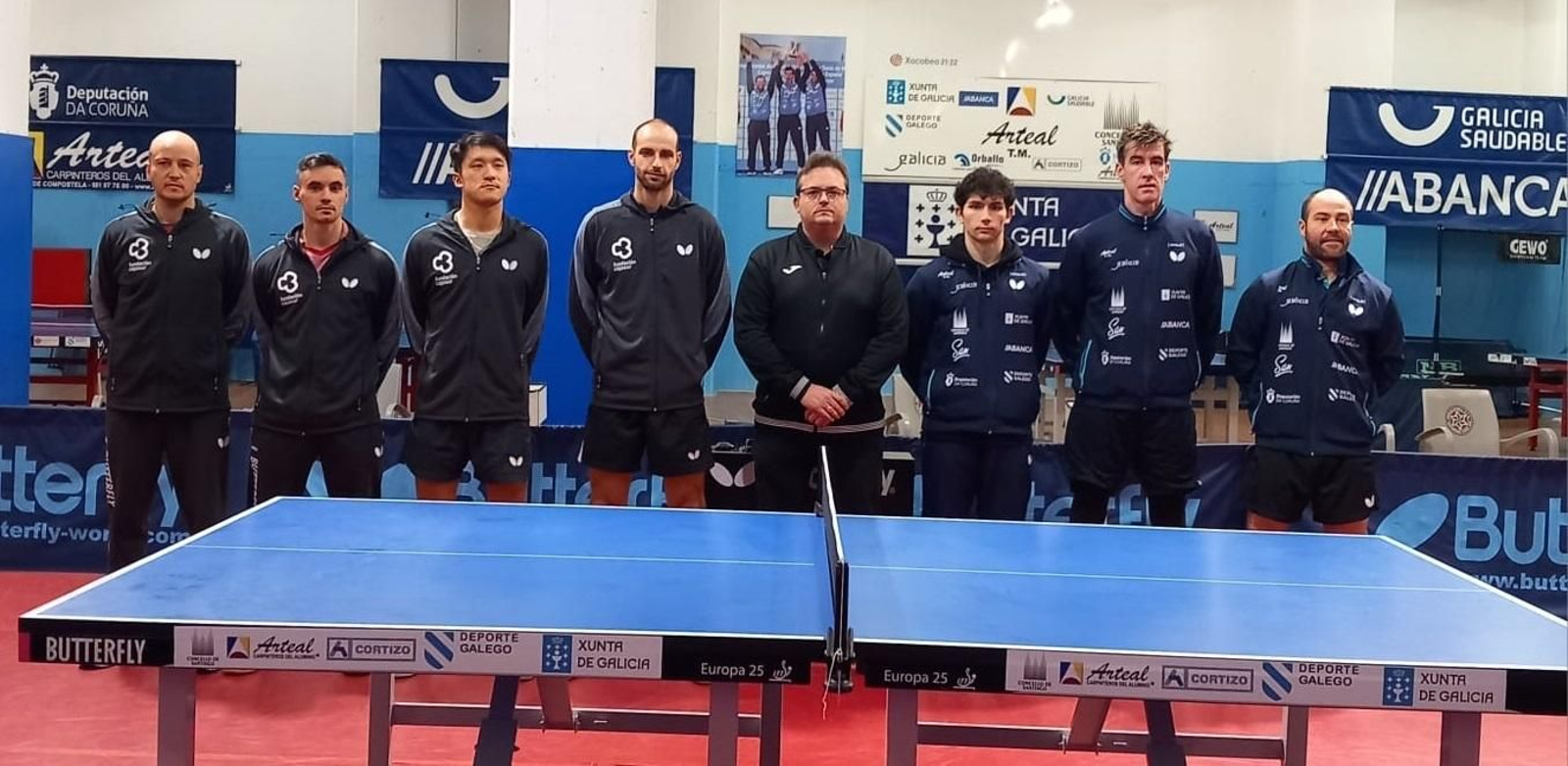 Los jugadores del Cajasur Priego y Arteal, antes del encuentro.