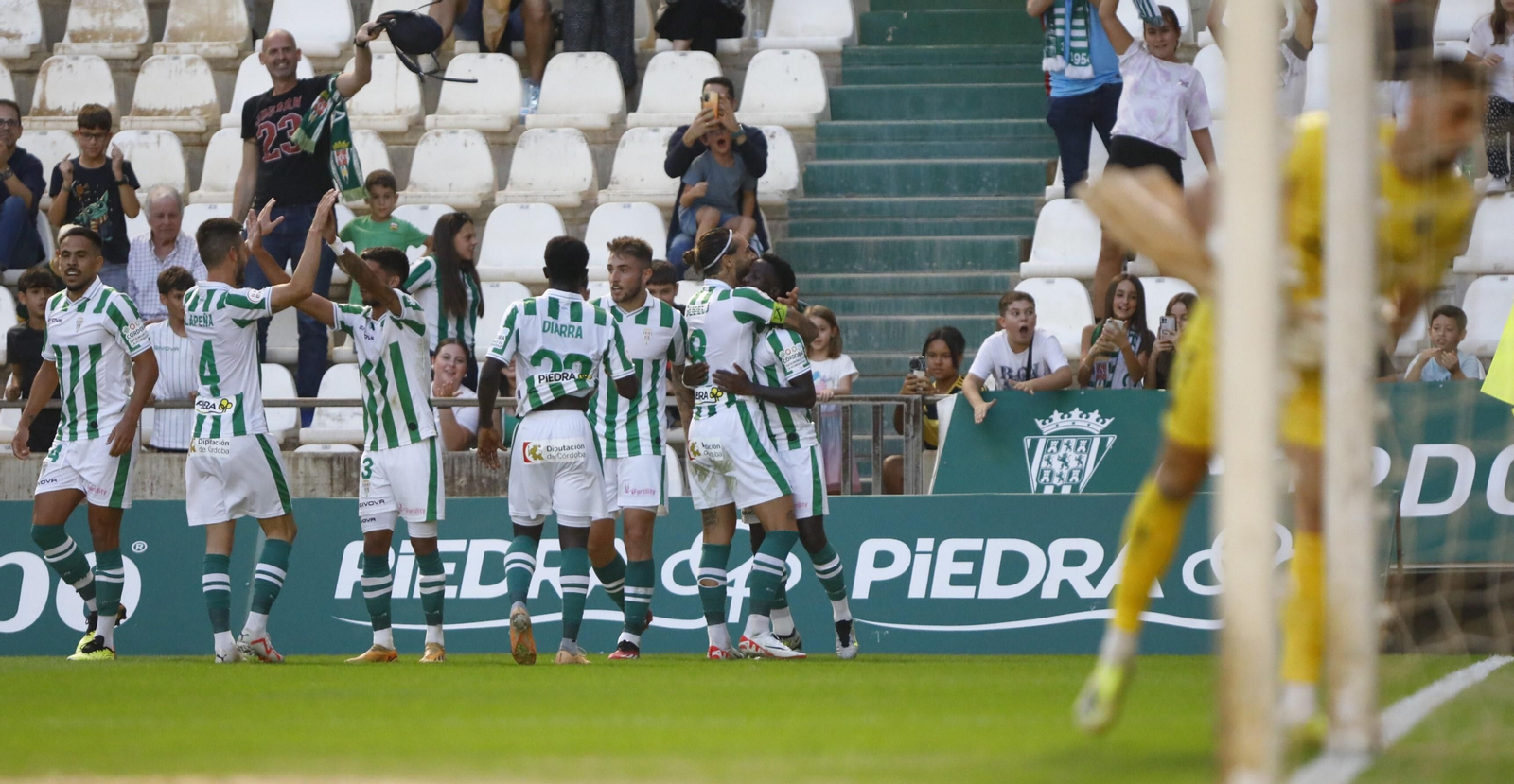 Los jugadores del Córdoba CF celebran el gol de Adilson Mendes al Mérida.