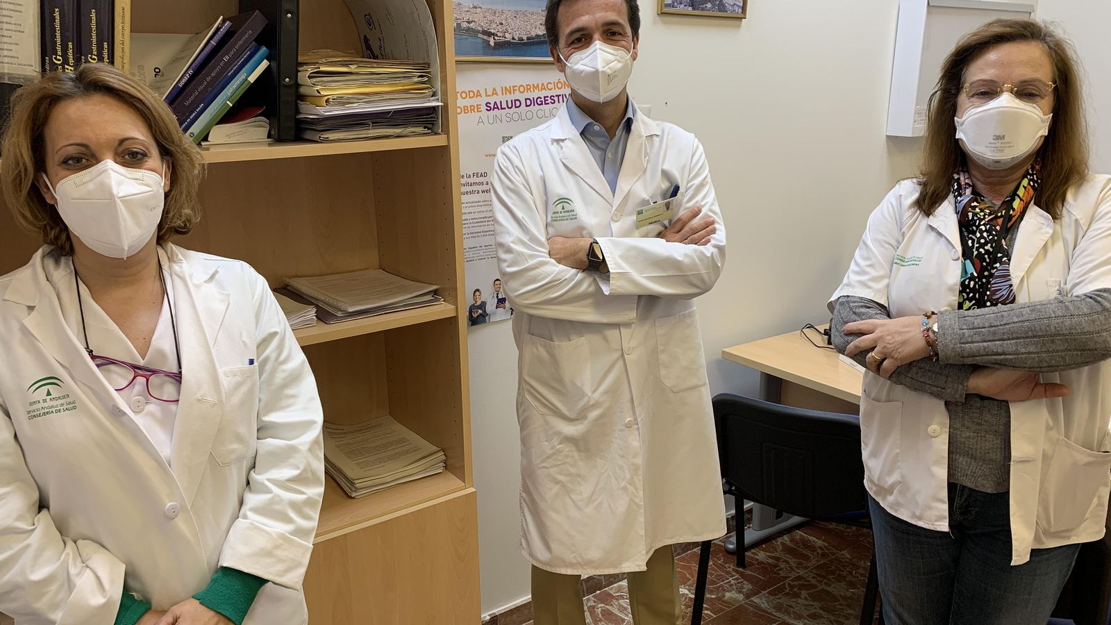 El coordinador de la Unidad de EII en el Hospital Macarena, el doctor Federico Argüelles, junto a dos compañeras.