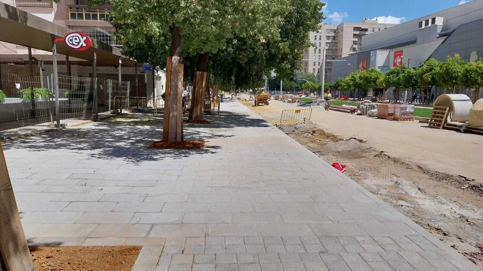 Acerado repavimentado de Luis de Morales por donde quiere llevar el carril bici el Ayuntamiento.