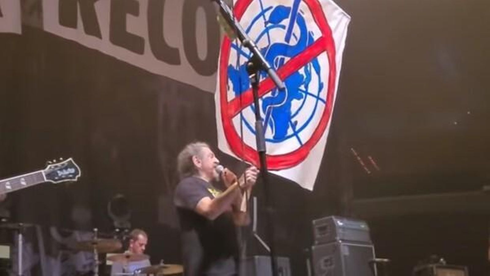 Evaristo porta la pancarta contra la OMS