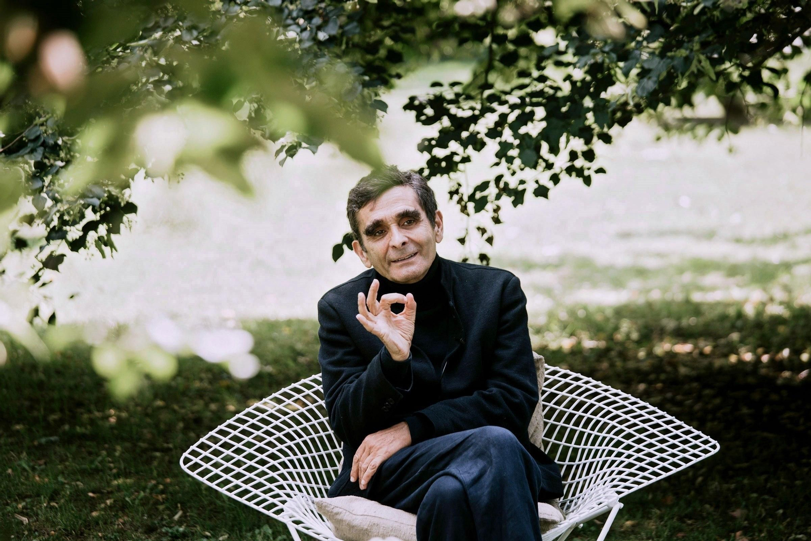 Adolfo Domínguez está con su ropa en las tiendas y ahora también en las librerías.