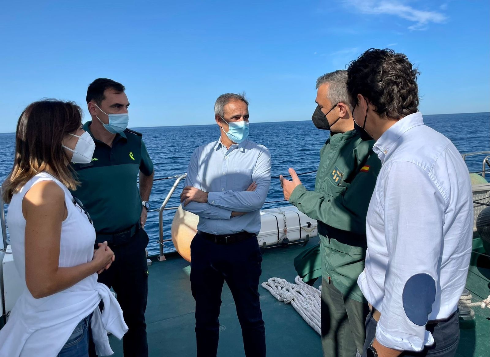 El subdelegado del Gobierno ha conocido el trabajo que desarrolla la Guardia Civil en la campaña almadrabera.