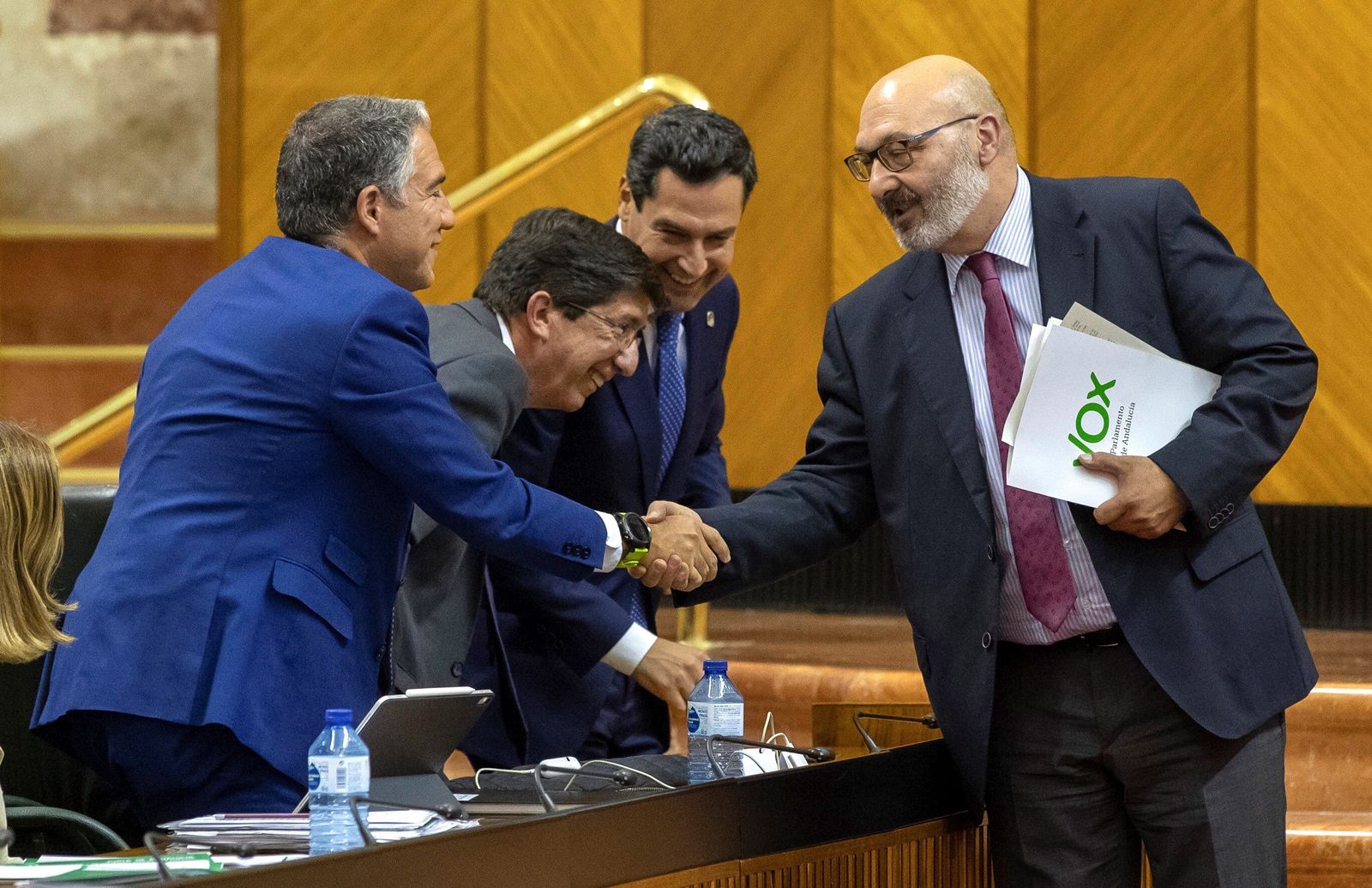 El portavoz de Vox saluda a Bendodo, en presencia de Juanma Moreno y Juan Marín.