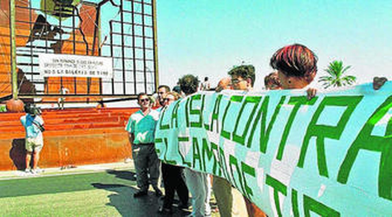 1. Enrique Rioja, fotografiado por Jorge Brea ayer en el Centro de Congresos junto a uno de los carteles de la exposición. 2. Imágenes de Rioja que se puede ver en la muestra, en esta primera se ven las protestas contra la galería de tiro. 3. Otra, el alcalde Antonio Moreno, martillo en mano, inaugurando temporadas playeras. 4. Rodaje de la película Navy Seals con el actor Charlie Sheen entre las dunas de Camposoto. 5. Voluntarios de Protección Civil, presentes desde el primer año.