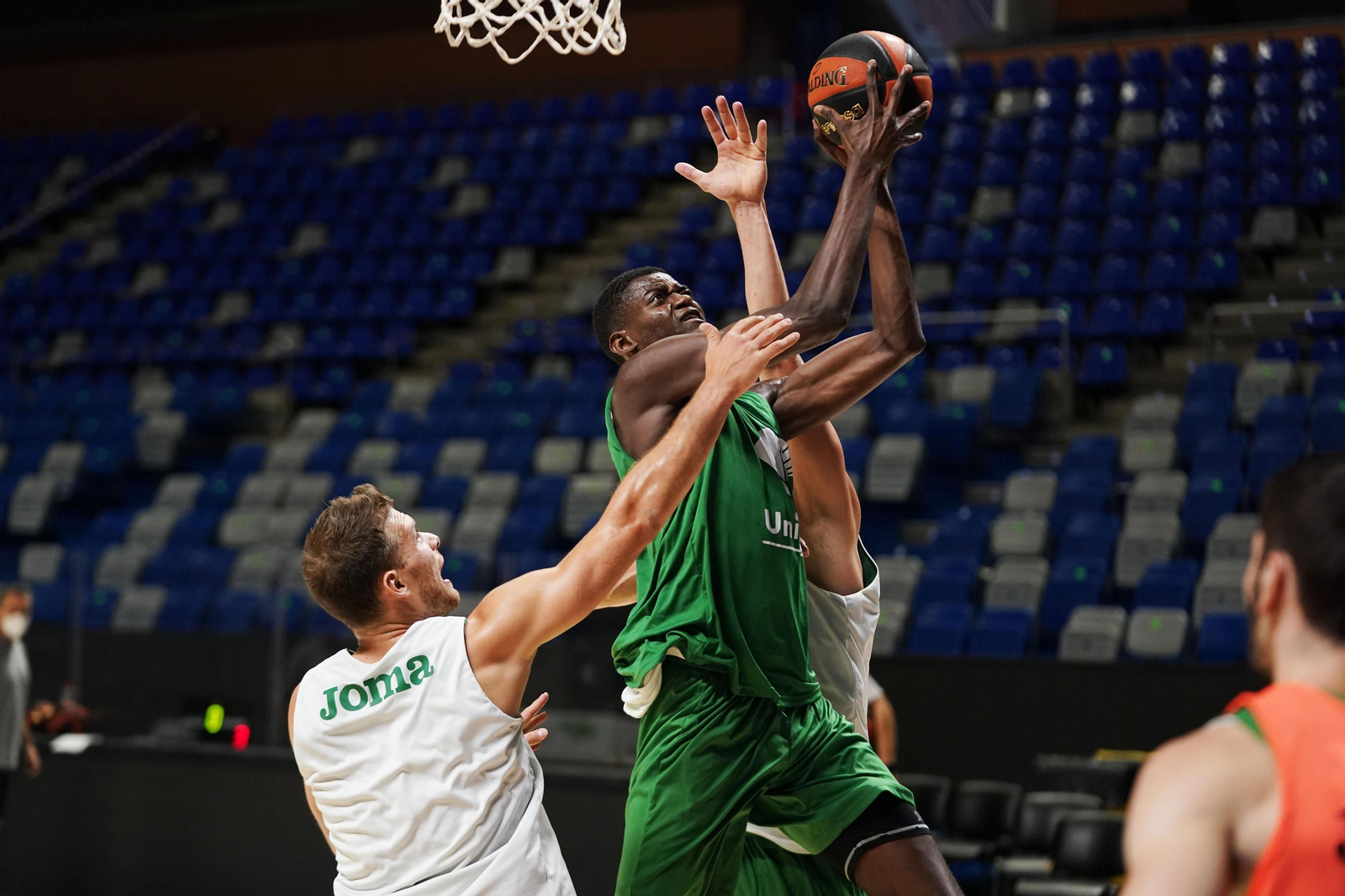 Nzosa intenta anotar en el último entrenamiento.