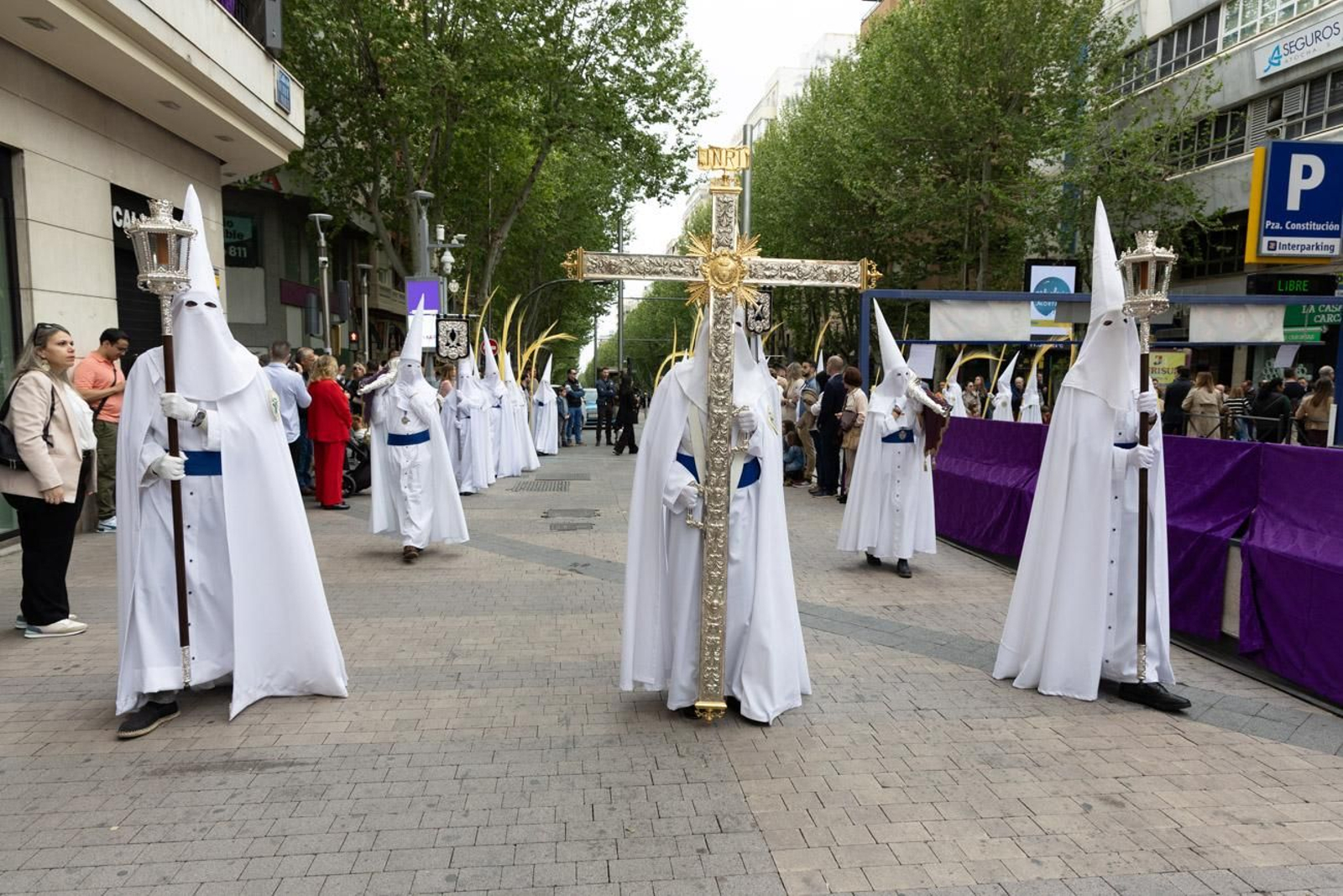 Los jiennenses se echan a la calle para presenciar la primera de las procesiones de la jornada: la Borriquilla (I)