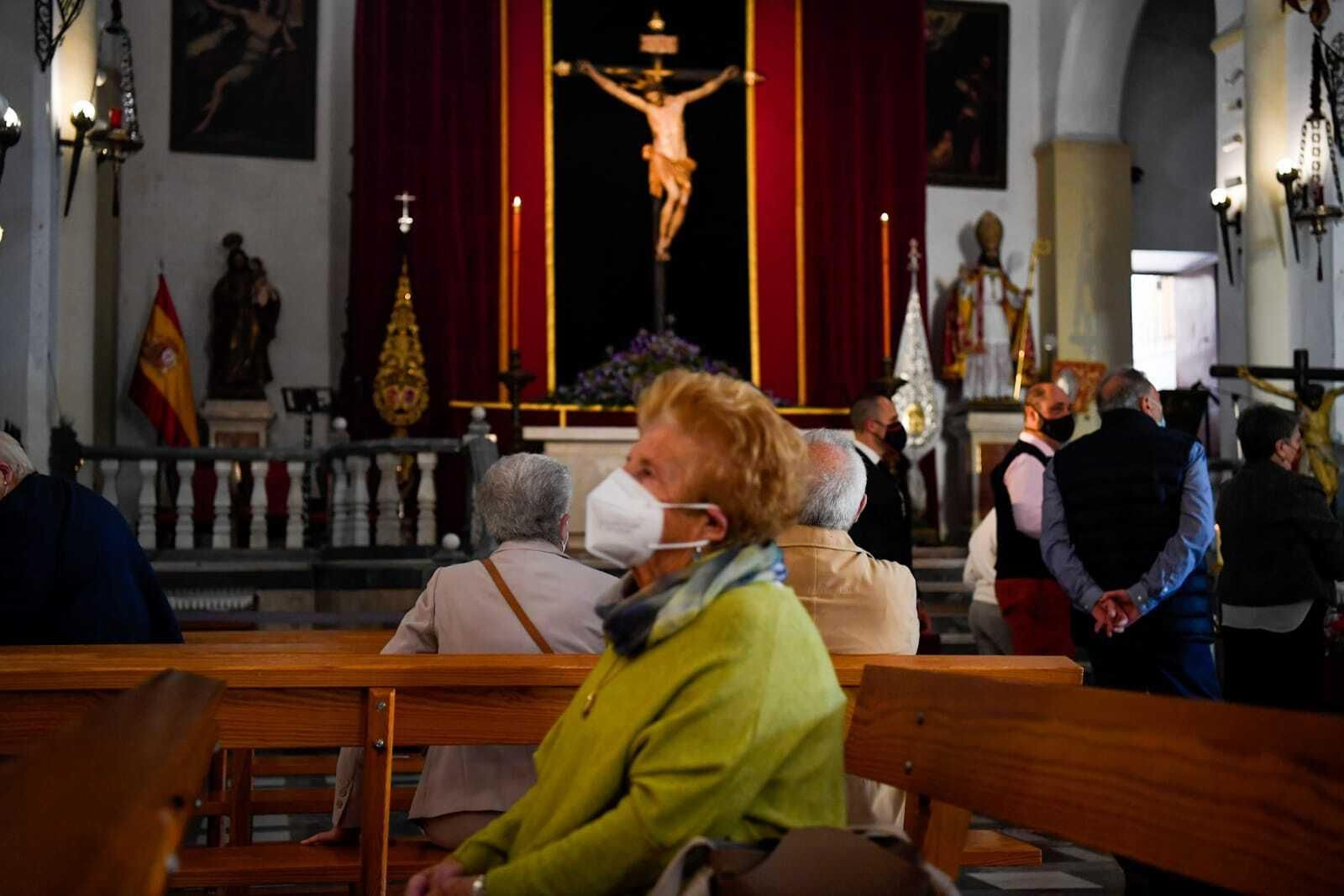 Veneración a los titulares de la hermandad de los Favores