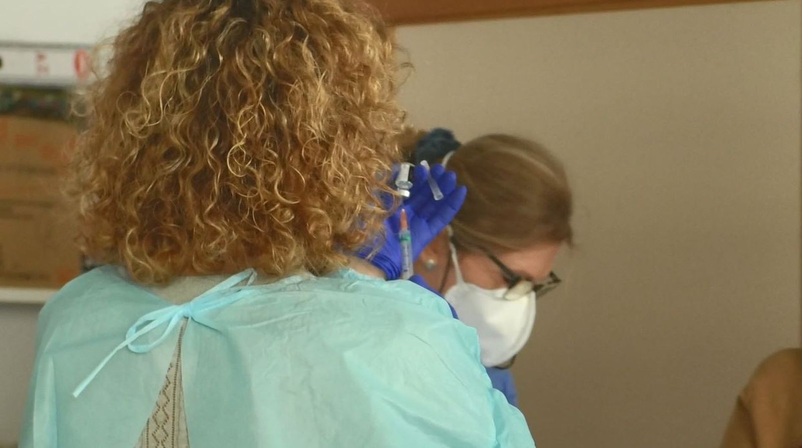 Una sanitaria prepara la vacuna frente a la Covid-19