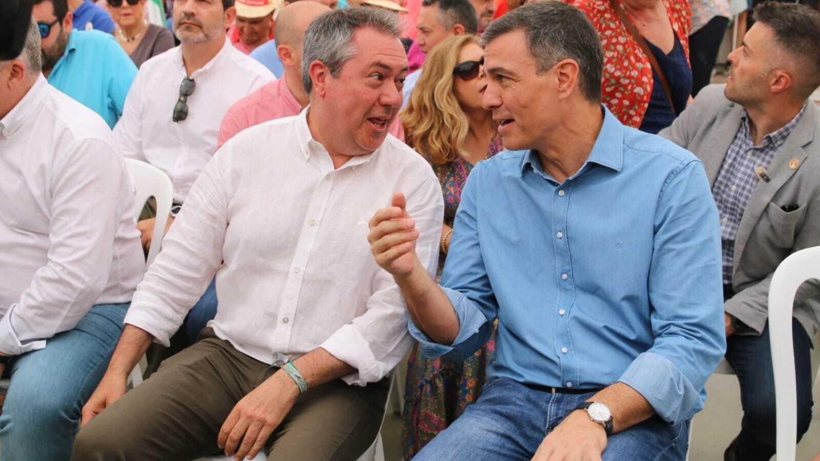 Gestos de complicidad entre el candidato y el líder del PSOE y presidente del Gobierno