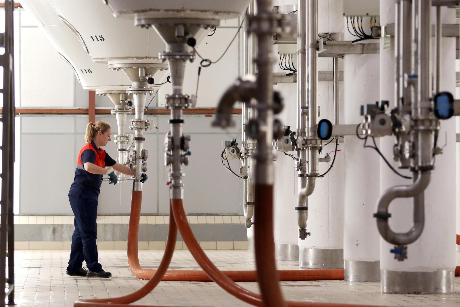 Una empleada trabaja en una de las zonas del centro de producción.