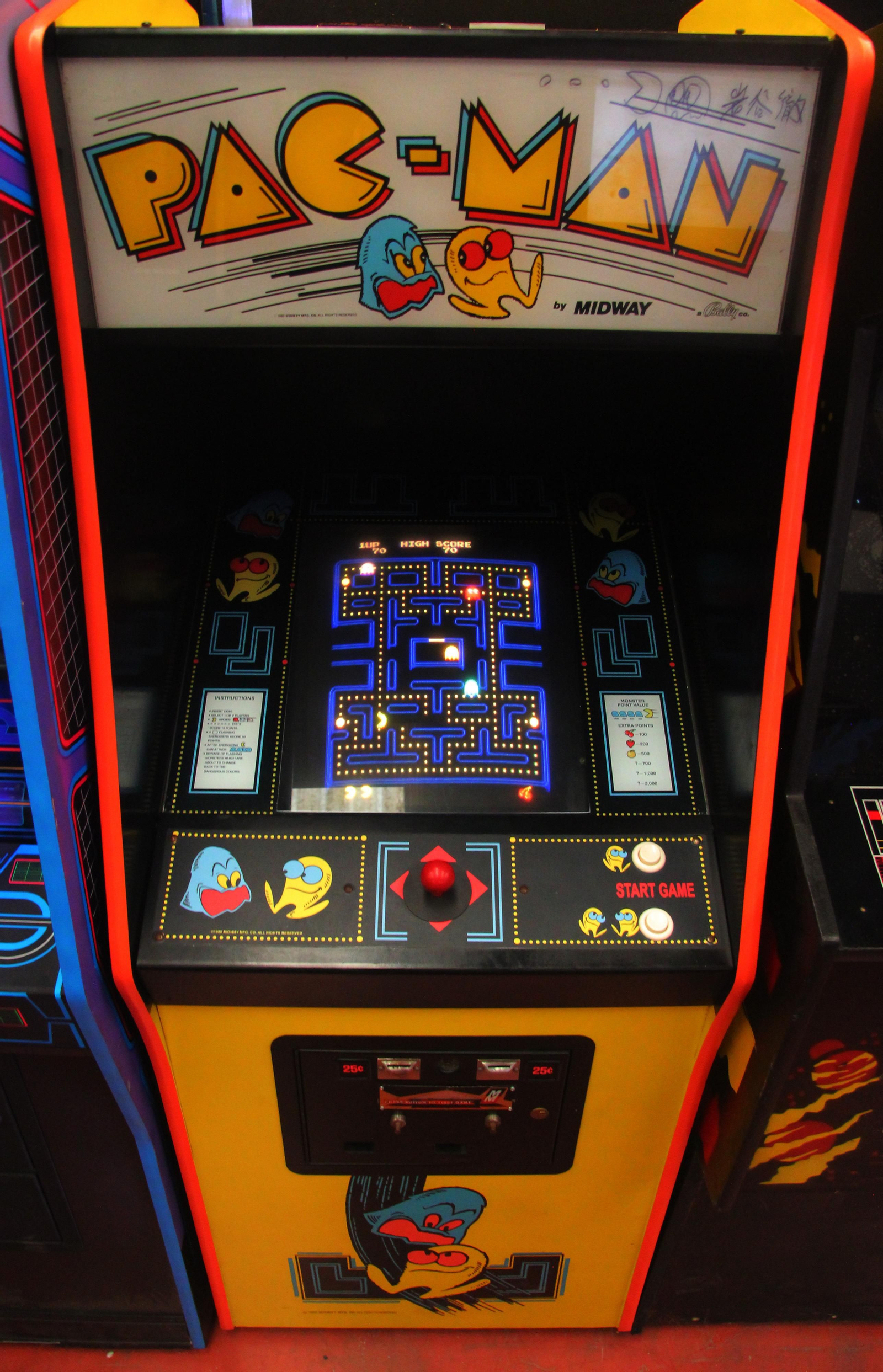 Las máquinas recreativas son restauradas y puestas a punto para jugar en Arcade Planet.