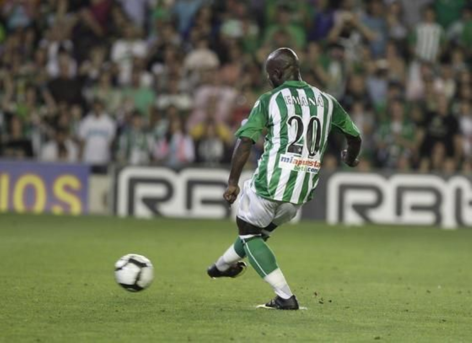 El Betis vuelve a meterse de lleno en la pelea por el ascenso tras ganar a la Real Sociedad. / Antonio Pizarro