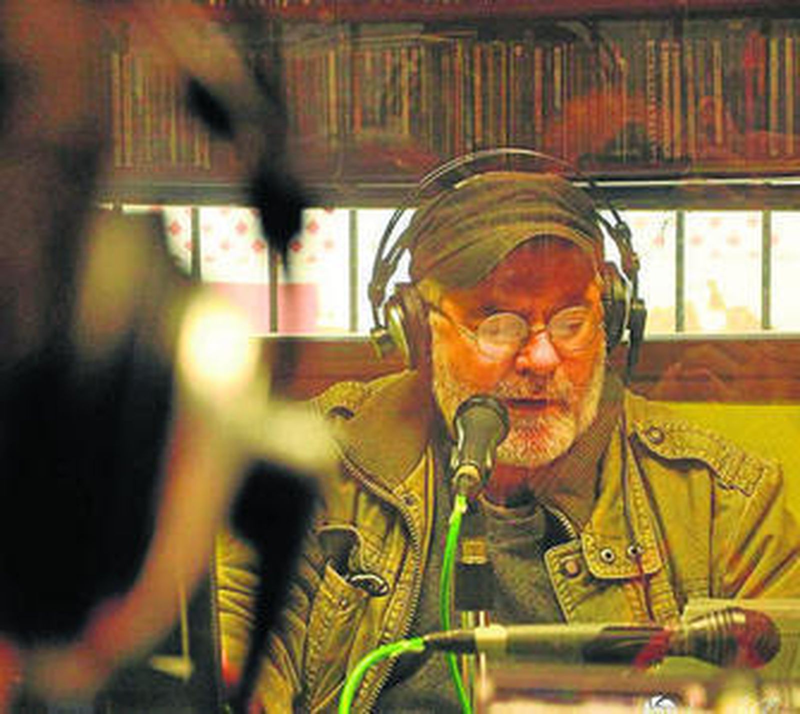 Juan Mellado durante la emisión de un programa de radio.