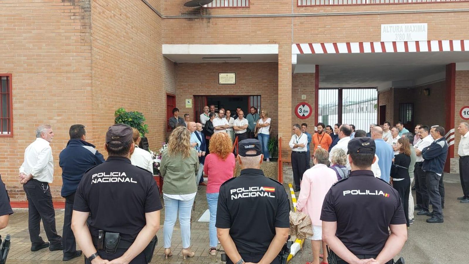 Otra imagen del sencillo acto celebrado ante la prisión.