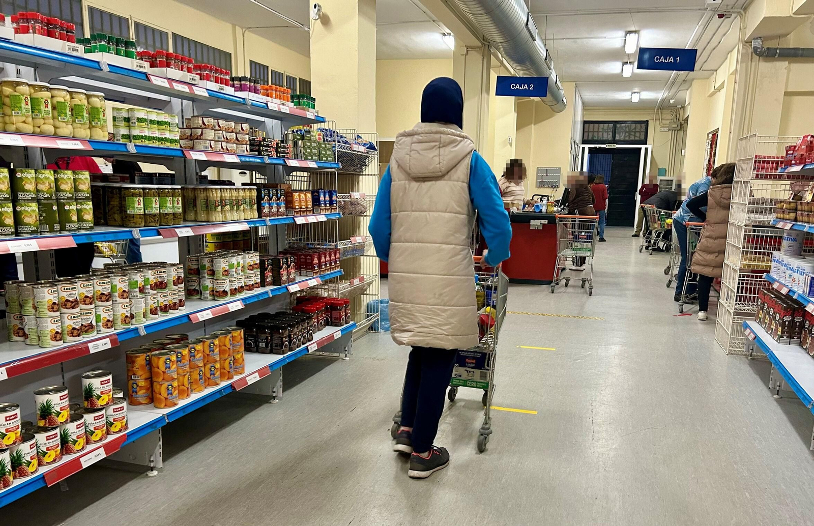 Usuario del Economato haciendo sus compras.