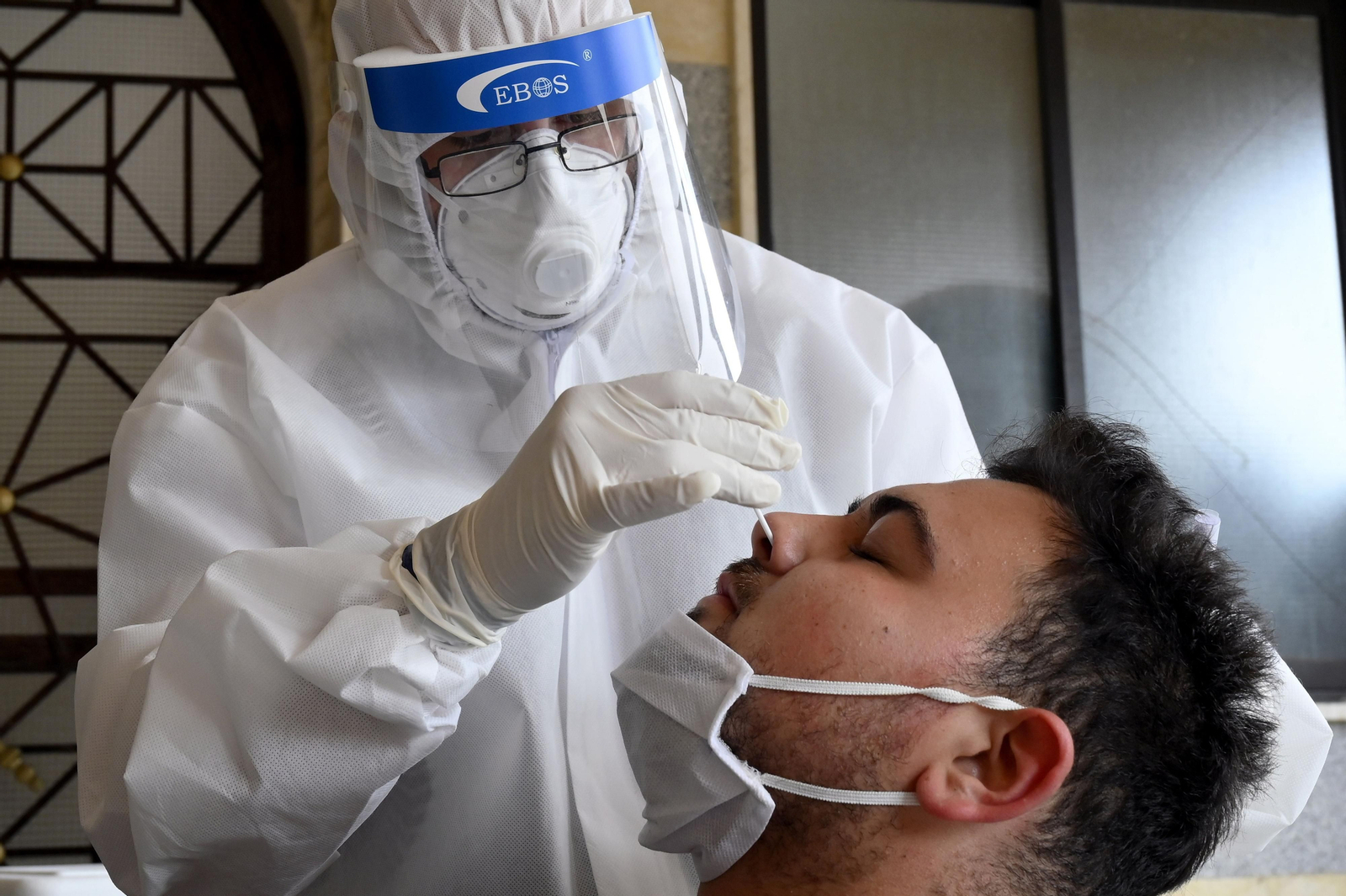 Un hombre se somete a la prueba del PCR para el test del coronavirus Un hombre se somete a la prueba del PCR para el test del coronavirus