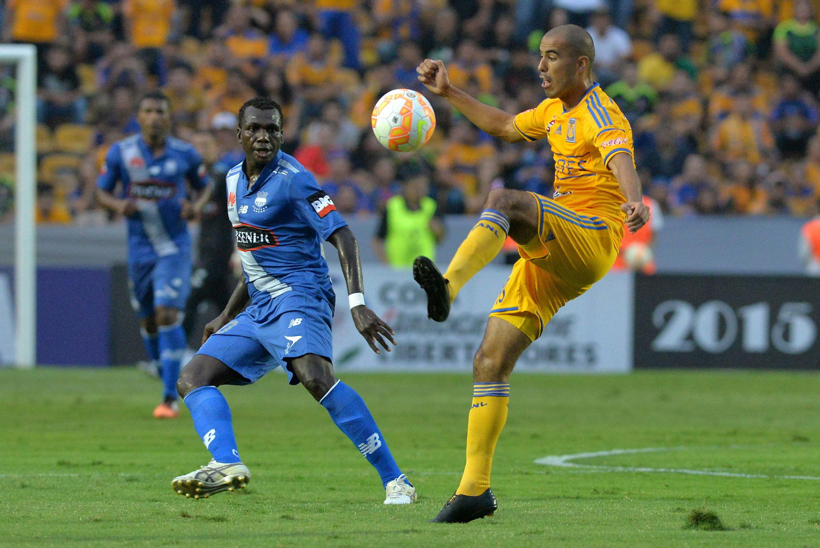 Guido Pizarro realiza un pase alto con la izquierda en un Tigres-Emelec de la Copa Libertadores.