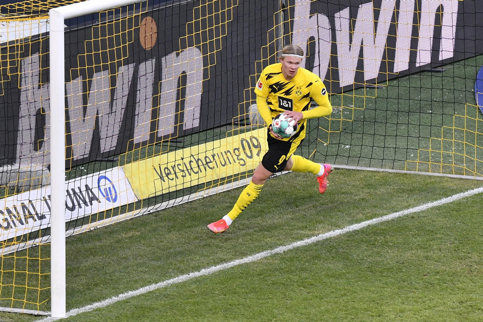 Haaland se apremia tras marcar el 2-2 ante el Hoffenheim en Dortmund.