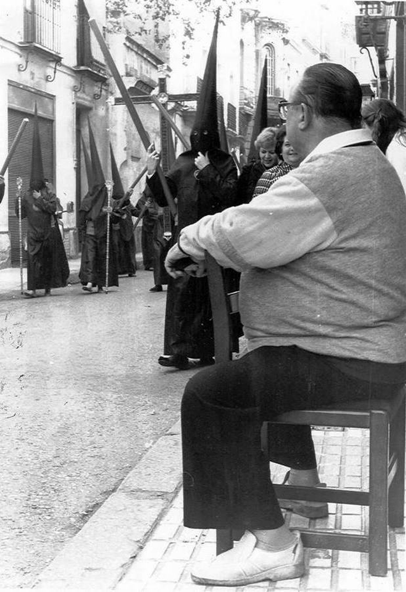 El Pali viendo la cofradía de Los Estudiantes en la puerta de su casa de Tomás de Ibarra