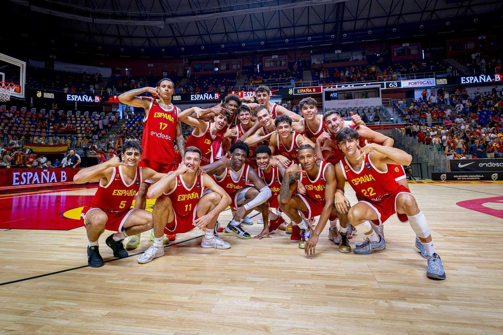 El equipo celebra.