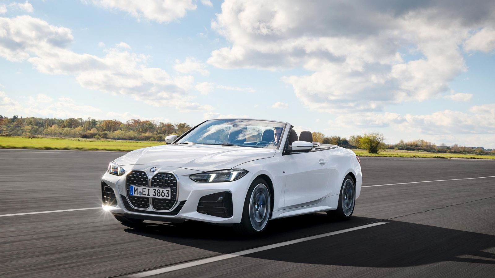 Los cambios afectan tanto al coupé como al cabrio, éste siempre con cuatro plazas.