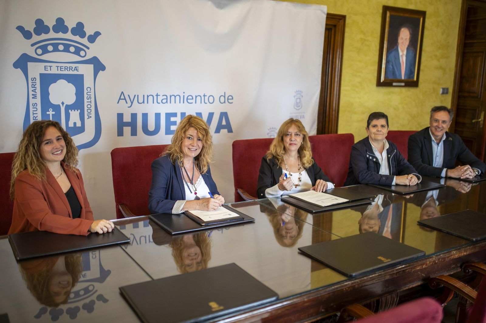 Firma del convenio del Ayuntamiento de Huelva con la Asociación de la Prensa.