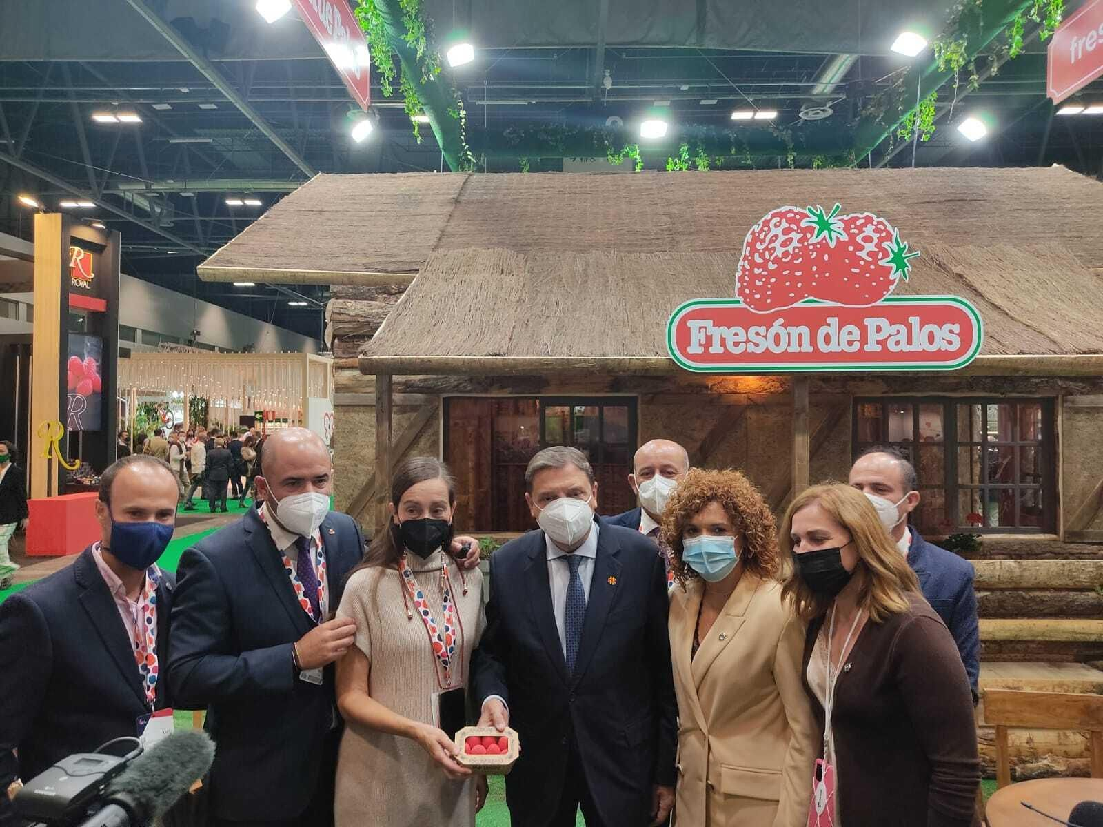 La directora general de Fresón de Palos, Silvia Gómez, con el ministro de Agricultura, Luis Planas y la presidenta de la Diputación de Huelva, María Eugenia Limón durante sus visitas al estand.
