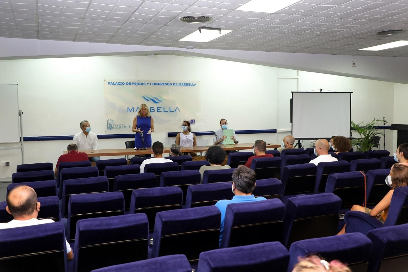 La alcaldesa, Ángeles Muñoz, en el curso para rastreadores.