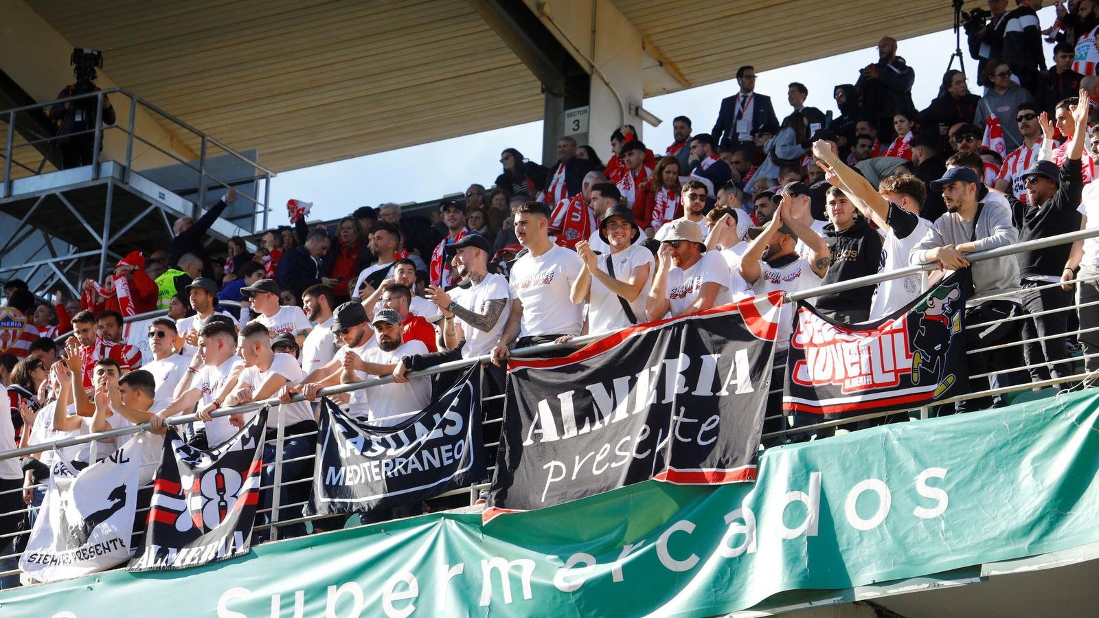 La afición rojiblanca estuvo presente en el Nuevo Arcángel para animar a su equipo.