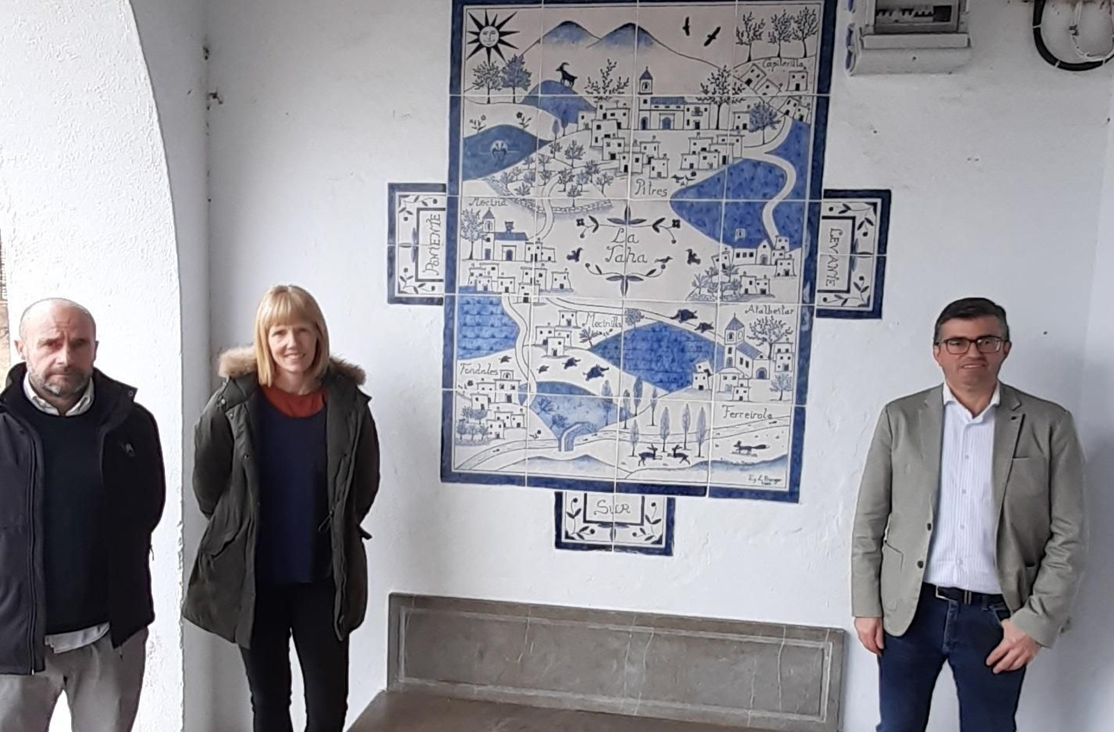 Imagen de la autora y del delegado de Cultura de la Junta en Granada