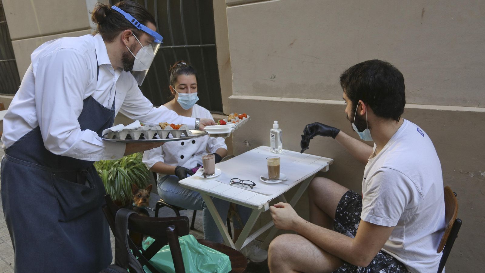 Antonio, el propietario de La Recova, sirve el desayuno a dos clientes.
