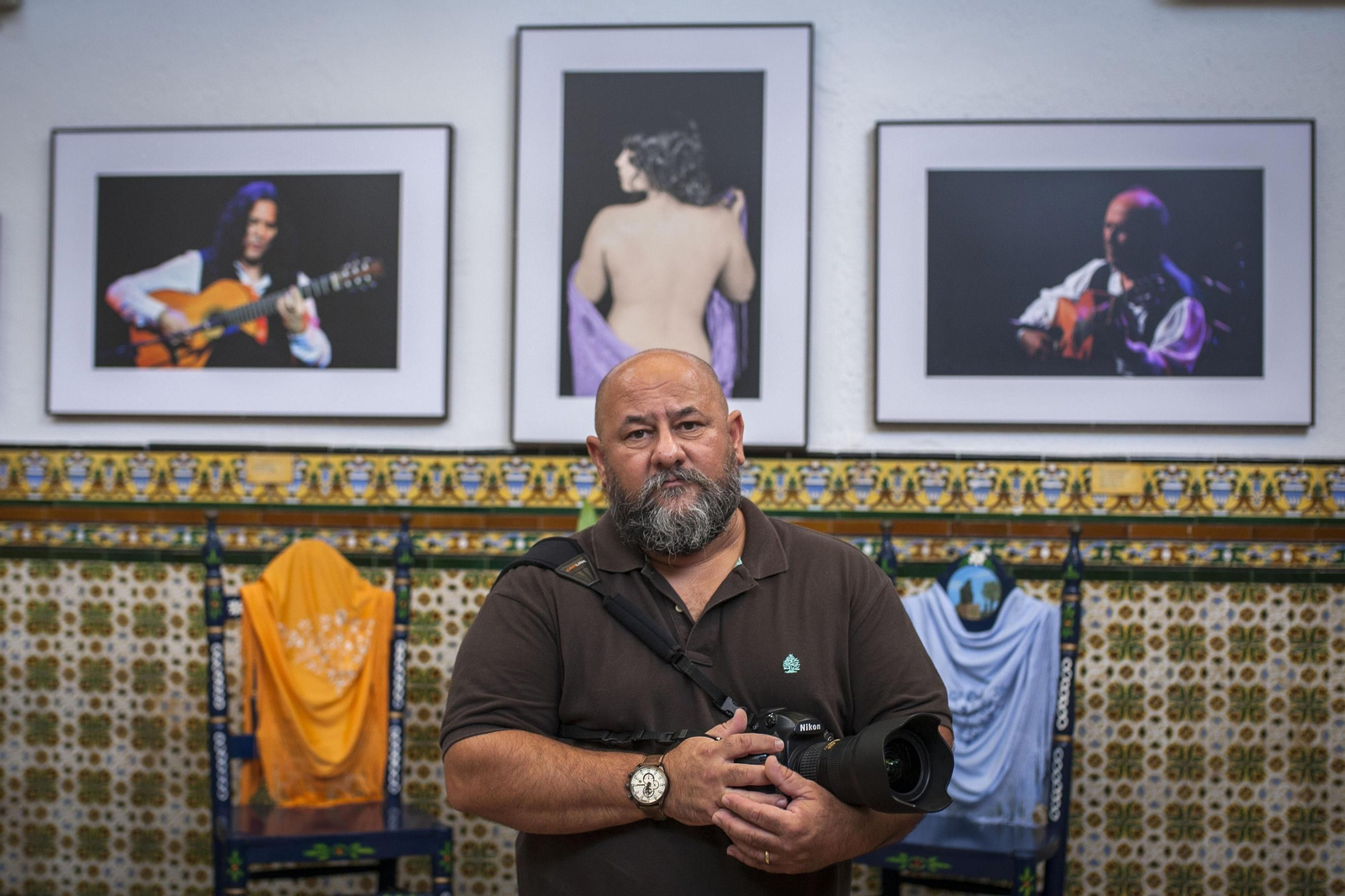 El fotógrafo jerezano Javier Ramírez 'Cachi', delante de las obras centrales de las exposición de la Venta de Vargas.