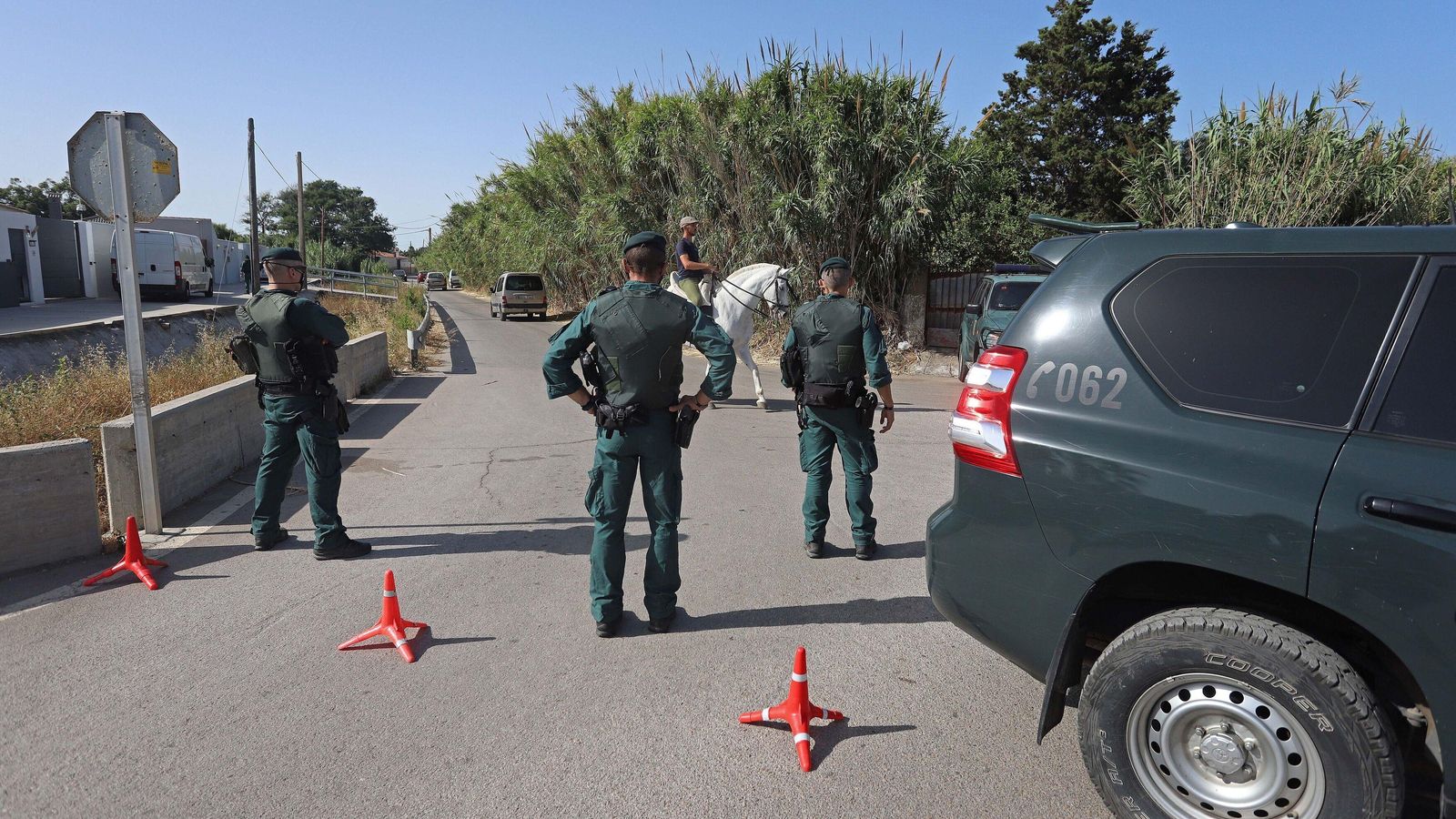 Agentes de la Guardia Civil hacen un control en una carretera secundaria.