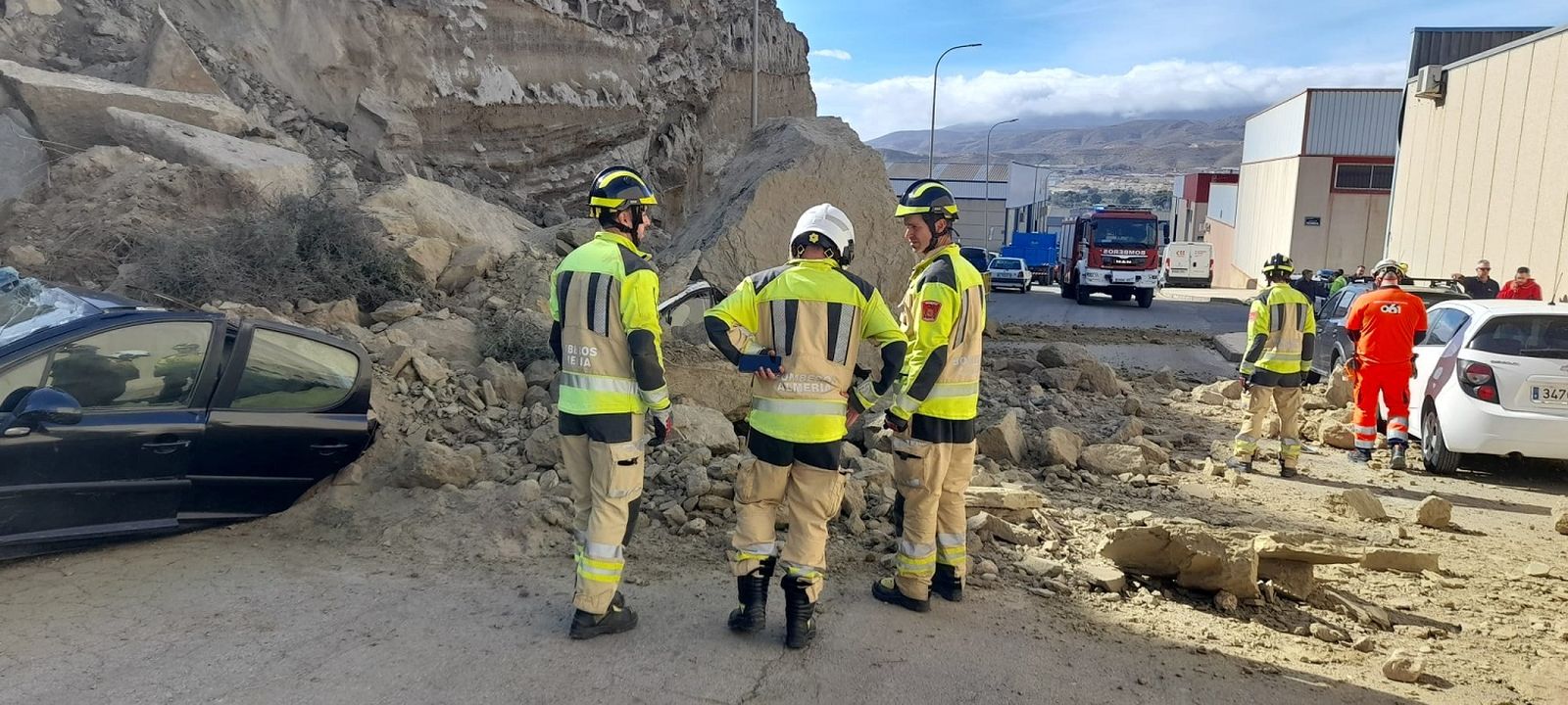 Las imágenes del derrumbe de un cerro en el polígono La Juaida