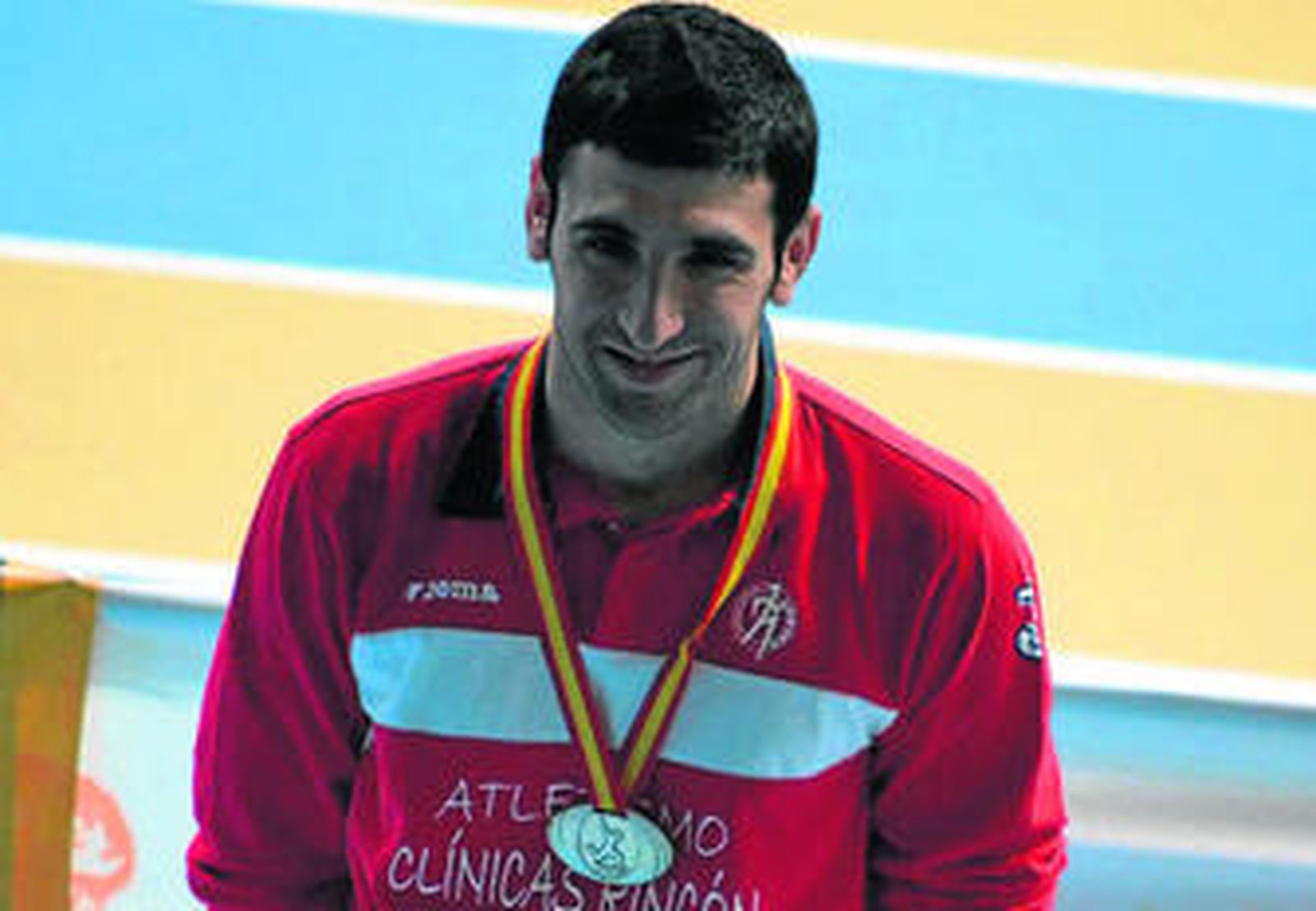 Juan Pablo Acuña posa con su medalla de plata.