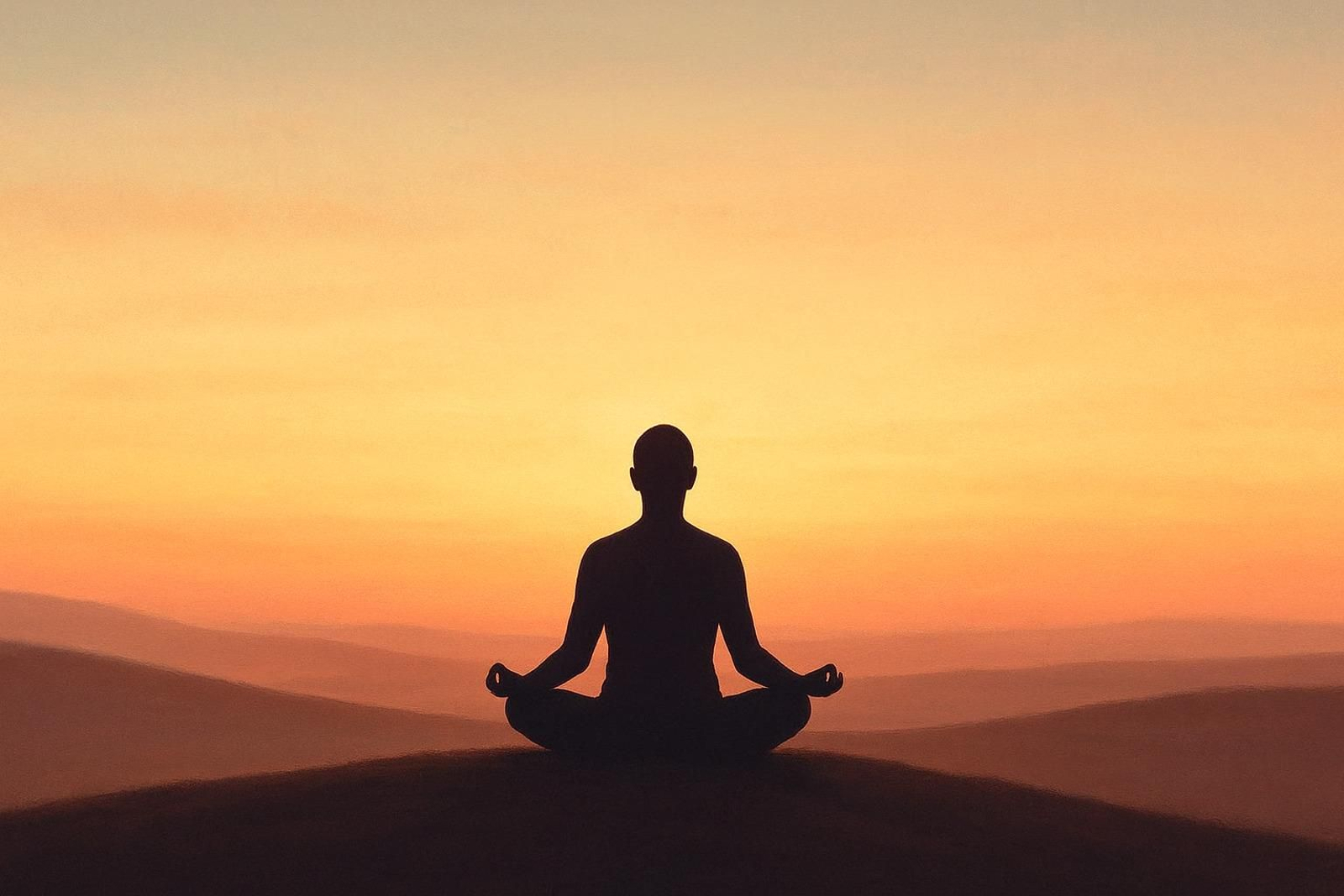 Una persona meditando.