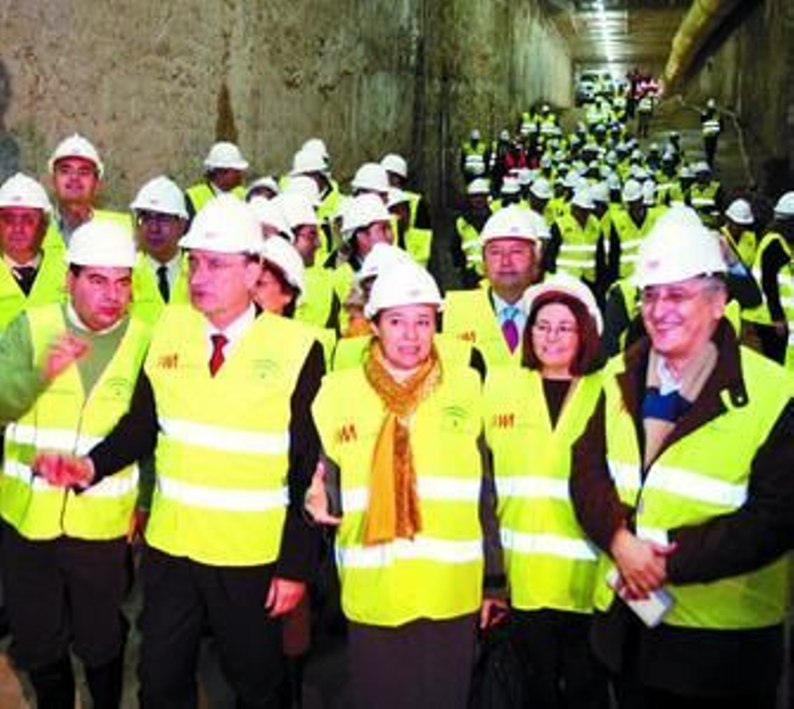 Gutiérrez -centro- y De la Torre, a su derecha, ayer, en las obras del Metro de Málaga.