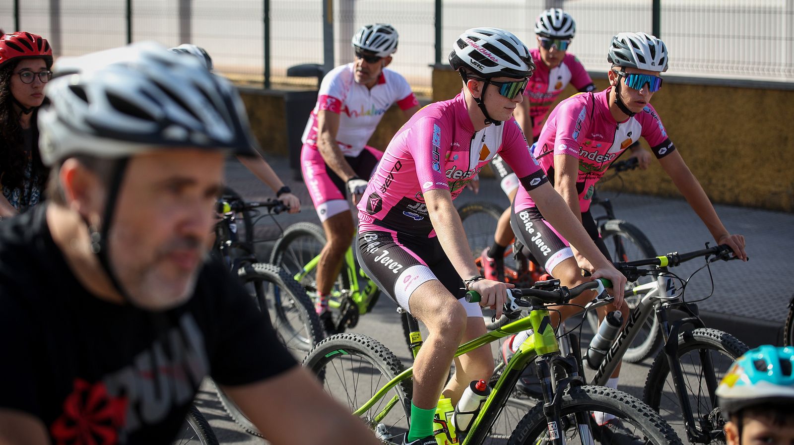 Gran ambiente en la fiesta de la bici y la amistad