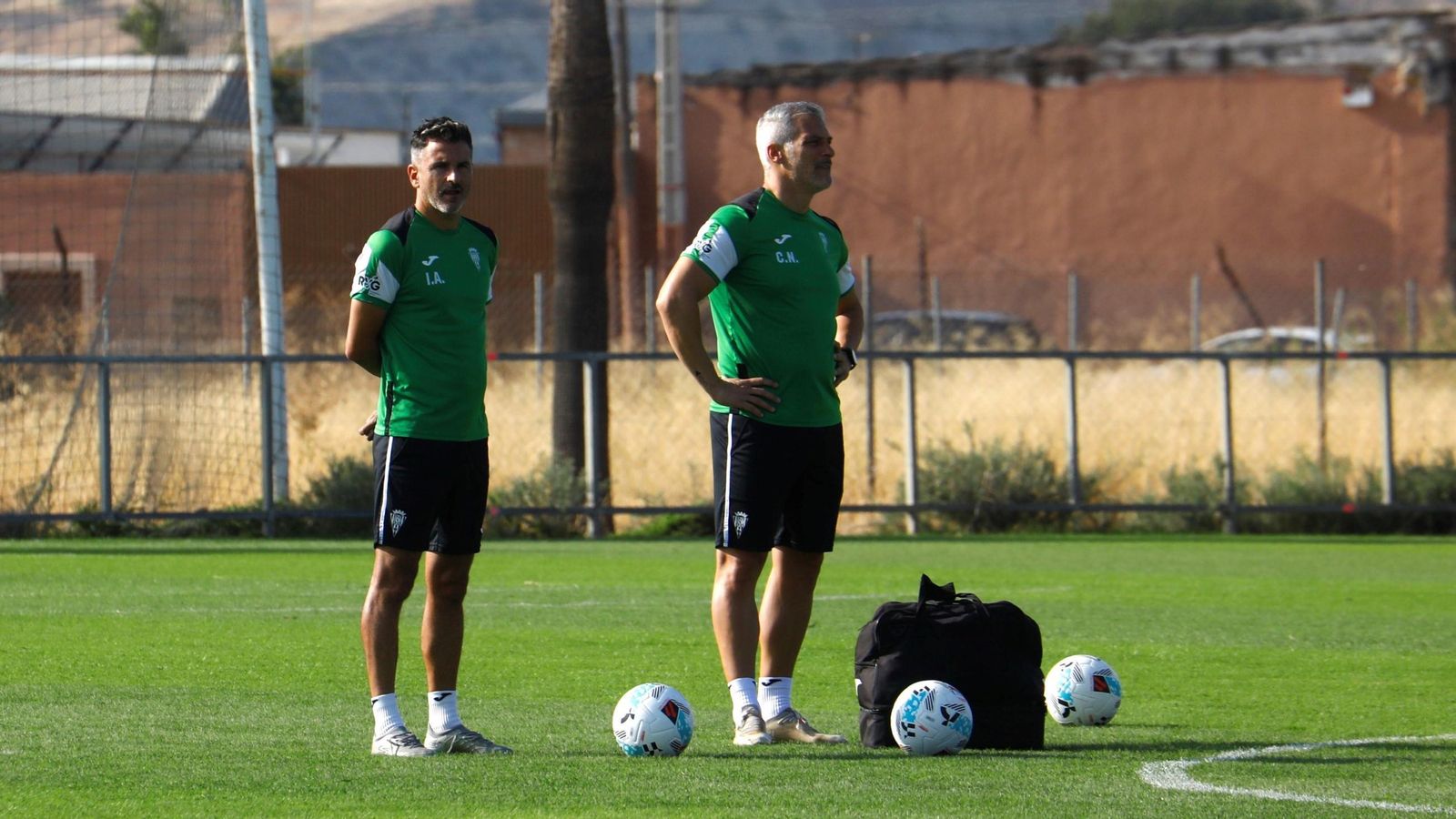 Iván Ania observa junto a César Negredo, el trabajo de sus jugadores en el entrenamiento del Córdoba CF.