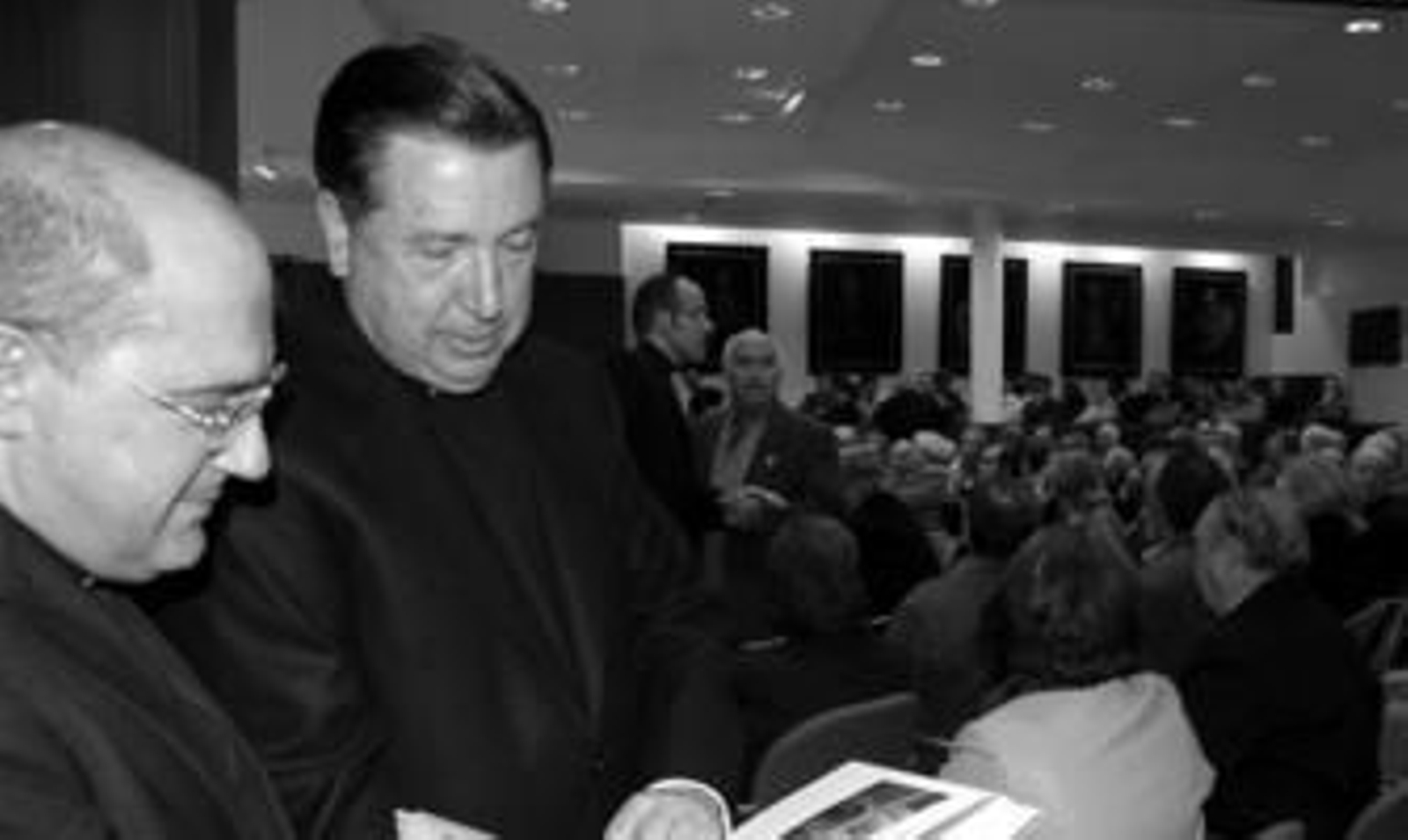 El presidente de Cajasur y el obispo ayer ojeando el libro.