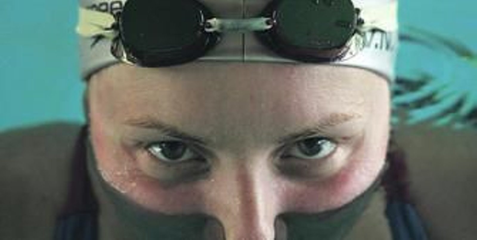 Curiosa imagen de Zhivanevskaya en la piscina de Torremolinos.