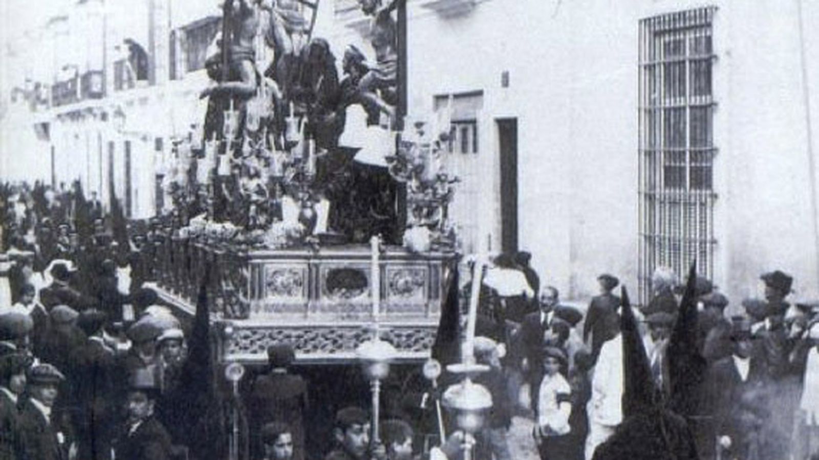 El misterio de las Tres Necesidades participó en el primer Santo Entierro Grande