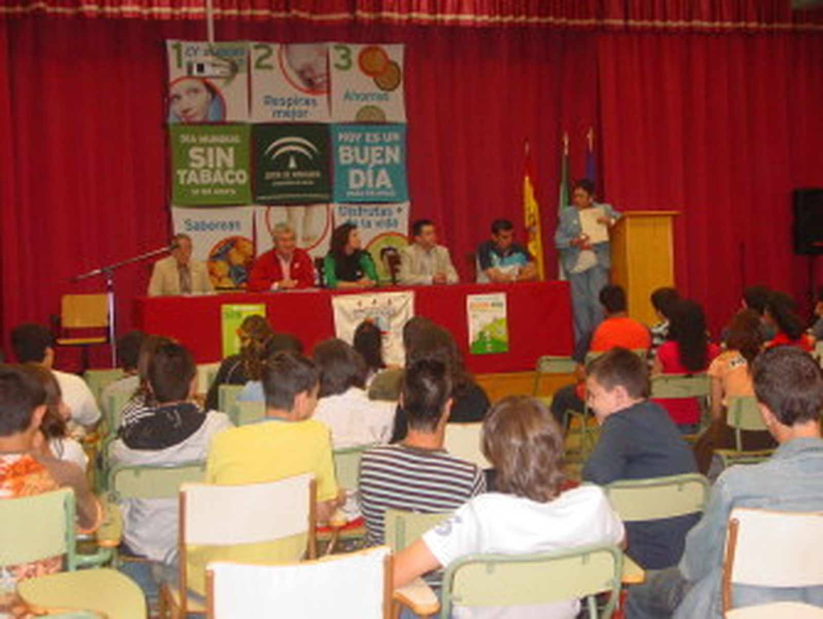 Jóvenes de tres institutos se 'apuntan' a no fumar