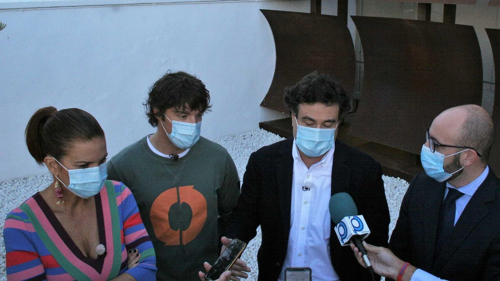 Los tres jueces del programa, atendiendo a la prensa.